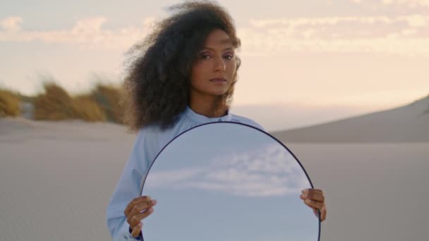 Joven Mujer Seria Posando Con Espejo Desierto Arena Tarde Verano — Vídeos de Stock