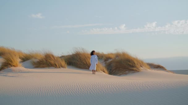 Samotna Młoda Kobieta Stojąca Pustyni Przed Wysoką Suchą Trawą Letni — Wideo stockowe
