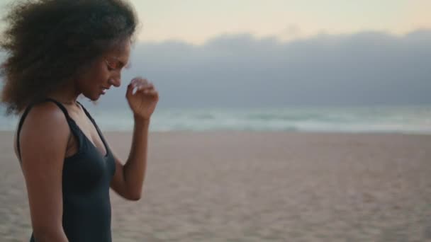 Ragazza Afroamericana Sognante Posa Sulla Spiaggia Sabbia Toccando Capelli Ricci — Video Stock