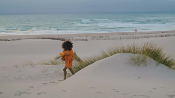 Młoda Atrakcyjna Kobieta Spacerująca Pustej Piaszczystej Plaży Letnim Zmierzchu Pięknymi — Wideo stockowe