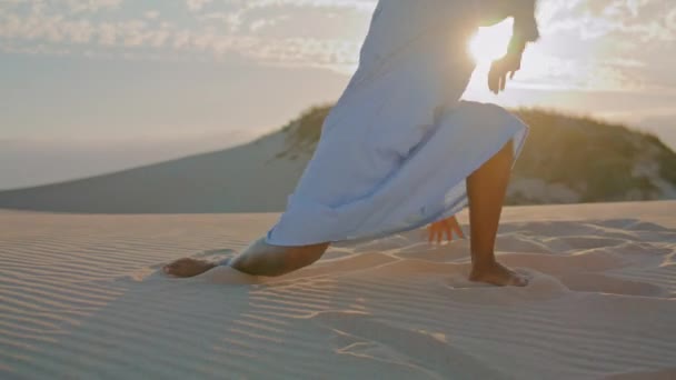 Emotionele Afro Amerikaanse Kunstenares Dansend Bij Zonsondergang Zittend Zandwoestijn Van — Stockvideo