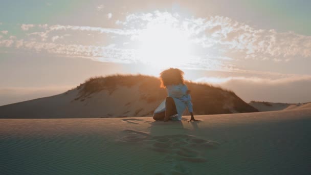 실루엣은 사막의 아름다운 일몰에 열정적 여자가 줍니다 적극적 아프리카 미국인 — 비디오