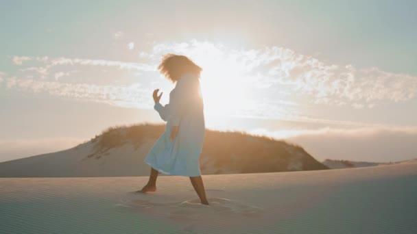Siluet Esnek Genç Kız Kumlu Çölde Güzel Bir Yaz Akşamında — Stok video
