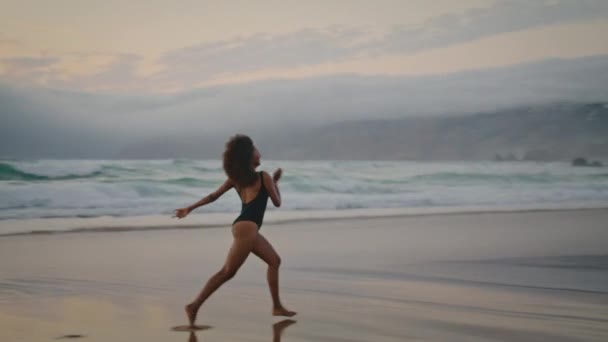 ความส กแสดงหญ กระต นเต าบนชายหาดเป ยกในยามพลบค าฤด สาวแอฟร นอเมร นผอมท — วีดีโอสต็อก