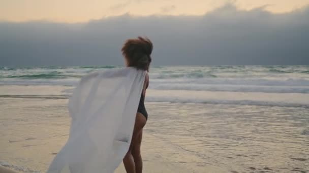 Sad African American Woman Overcast Beach Letting White Shawl Calm — Vídeo de Stock