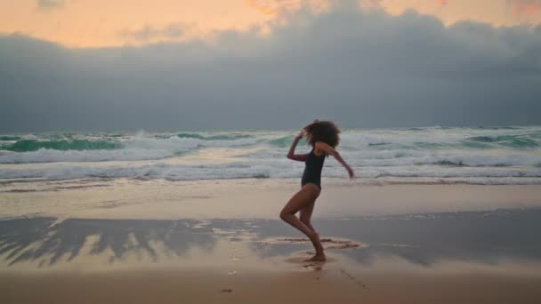 สาวแอฟร นอเมร างามเต าบนทรายเป ยกใกล นทะเลเย นเมฆฤด ผมส เนทหย กในช — วีดีโอสต็อก