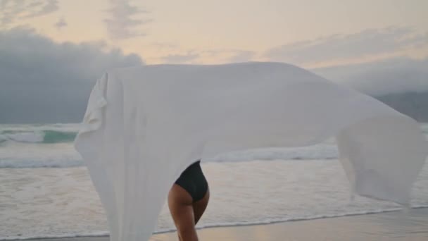 Mujer Enérgica Afroamericana Corriendo Playa Con Tela Blanca Frente Gris — Vídeos de Stock