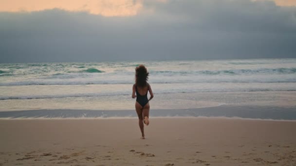 Zpětný Pohled Mladá Sportovní Žena Běží Oceánu Vlny Letní Večer — Stock video