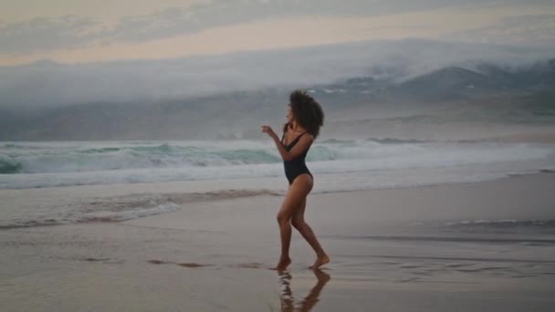 Piękna Zmysłowa Tancerka Wykonująca Wdzięczne Ruchy Mokrym Letnim Wieczorze Plaży — Wideo stockowe