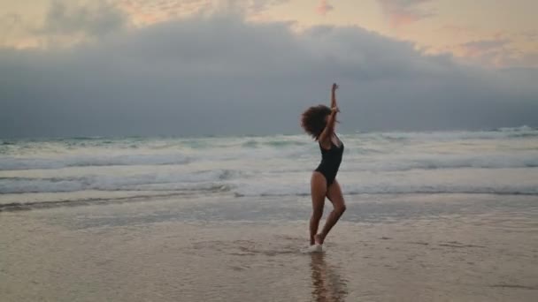 Active Flexible Girl Making Wheel Running Beach Wet Sand Gloomy — Stock video