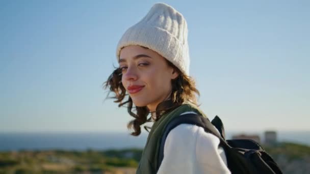 Caminante Chica Mirando Cámara Viajando Montaña Primer Plano Sonriente Amigo — Vídeos de Stock