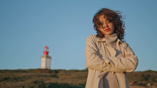 Travel Girl Posing Green Hill Lighthouse Calm Curly Woman Resting — Stockvideo
