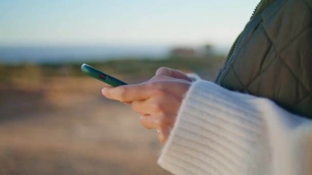 Крупный План Туристические Руки Сообщения Телефон Выходные Поездки Женщина Трогает — стоковое видео