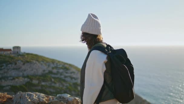 Ευτυχισμένος Τουρίστας Μιλώντας Smartphone Στο Ηλιοβασίλεμα Του Ωκεανού Χαρωπή Κοπέλα — Αρχείο Βίντεο