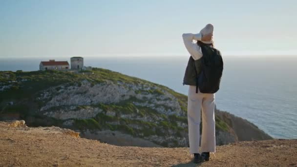 Bergwanderer Telefoniert Bei Ruhigem Meerblick Wandermädchen Das Klippe Geht Teilt — Stockvideo