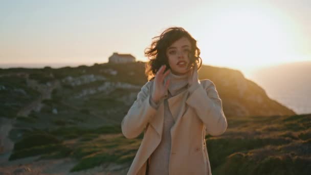 Piękna Kobieta Pozująca Zachód Słońca Zrelaksowany Turysta Podziwiający Nadmorski Wieczór — Wideo stockowe