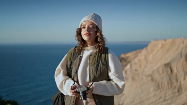 Tourist Hiking Make Picture Ocean Cliff Happy Girl Admire Mountain — Vídeos de Stock