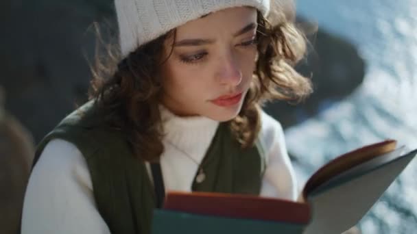 Närbild Kvinnlig Läsning Bok Vid Havet Stranden Fokuserad Kvinna Njuter — Stockvideo