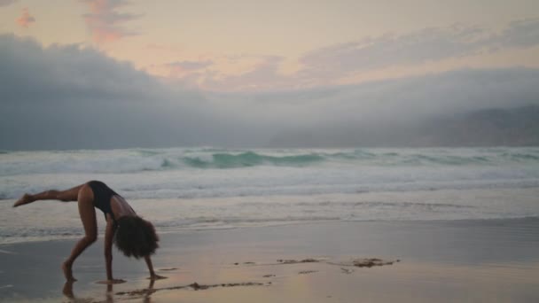 Vrouw Sensuele Dans Het Strand Nat Zand Bewolkt Zomeravond Flexibel — Stockvideo