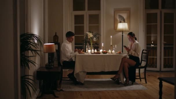Missbrukare Tittar Mobiler Romantisk Kväll Unga Par Som Jobbar Med — Stockvideo