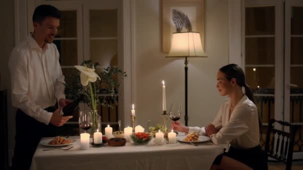 Smilende Familietesting Vin Ved Den Romantiske Middagen Munter Mann Kvinne – stockvideo