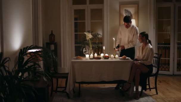 Mari Attentionné Versant Vin Rendez Vous Romantique Zoom Jeune Couple — Video