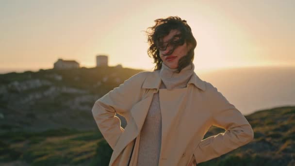 Romantisches Mädchen Posiert Bei Sonnenuntergang Den Klippen Des Ozeans Unbekümmerte — Stockvideo