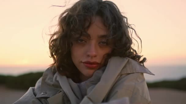 Romantikus Lány Érzés Hideg Beállító Kabát Közelkép Boldog Nyugszik Napnyugtakor — Stock videók