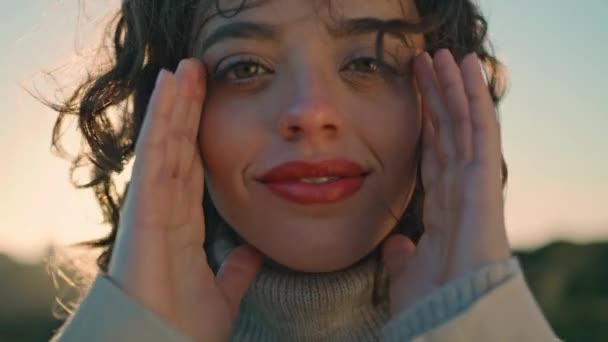 Portrait Curly Woman Sunlight Posing Outdoors Beautiful Girl Touching Face — Stok Video