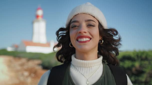Retrato Sonriente Turista Posando Vista Borrosa Del Faro Chica Feliz — Vídeos de Stock