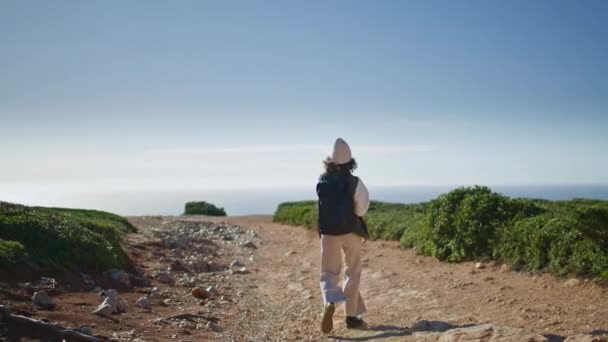 Fata Rucsacking Vedere Ocean Ziua Însorită Turist Care Explorează Traseul — Videoclip de stoc