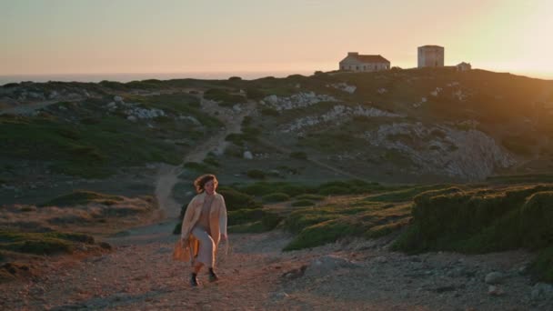 Cheerful Woman Walking Sunset Pathway Ocean Shore Cliff Happy Tourist — Vídeos de Stock