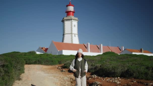 Tourist Girl Walking Lighthouse Pathway Sunny Day Serene Woman Rest — Vídeos de Stock