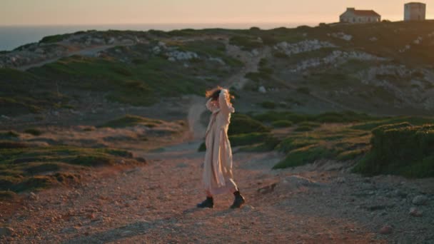 Happy Tourist Walking Ocean Shore Sunset Joyful Woman Strolling Pathway — Vídeo de stock