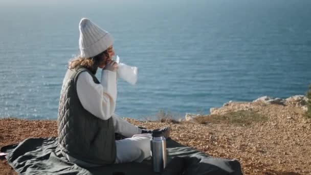 Дівчина Їсть Пікнік Океану Самоті Туристи Захоплюються Пейзажем Насолоджуючись Сніданком — стокове відео