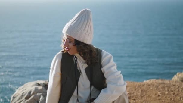 Спокійна Жінка Слухає Пісню Закритими Очима Турист Серен Відпочиває Океані — стокове відео