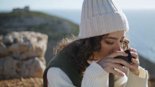 Adventure Woman Drink Coffee Ocean Cliff Picnic Closeup Serene Morning — Vídeo de Stock