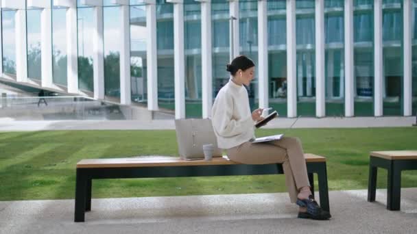 Busy Young Woman Listening Online Webinar Laptop Sitting Bench Modern — Vídeo de stock