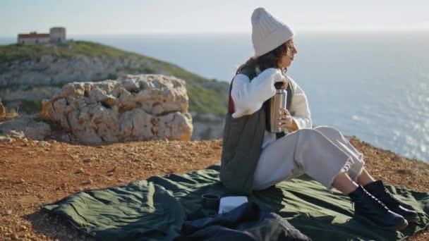 Picnic Girl Pouring Coffee Cliff Edge Alone Carefree Tourist Resting — Video Stock