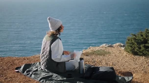 Girl Resting Ocean Cliff Picnic Spring Vacation Carefree Tourist Admire — Vídeo de stock