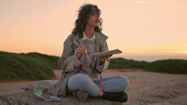 Mujer Joven Pintando Montaña Puesta Sol Estudiante Talentoso Enfocado Admirando — Vídeos de Stock