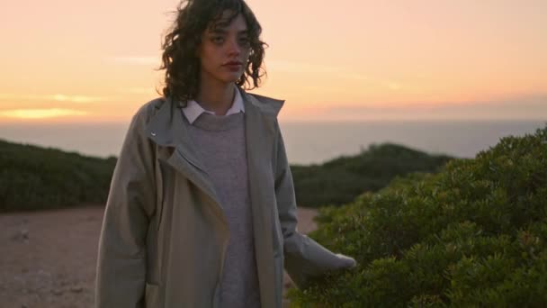 Podróże Dziewczyna Chodzenie Wieczorem Wzgórze Ocean Widok Spokojna Kobieta Dotykająca — Wideo stockowe