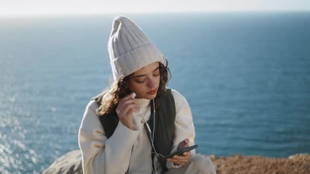 Pretty Girl Turn Player Calm Ocean Closeup Serene Tourist Enjoying — Video Stock