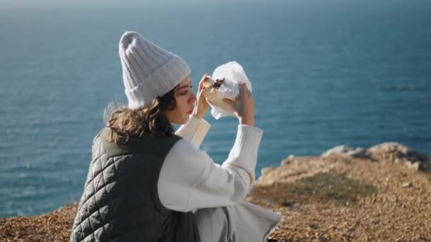 Travel Girl Eating Sandwich Rocky Cliff Edge Tourist Take Break — Video