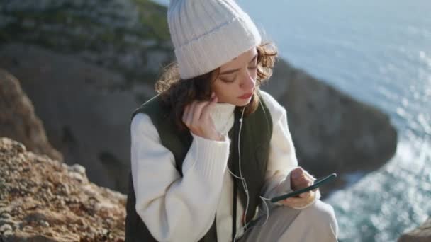Relaxed Girl Listen Music Ocean Cliff Edge Stress Free Traveler — Video