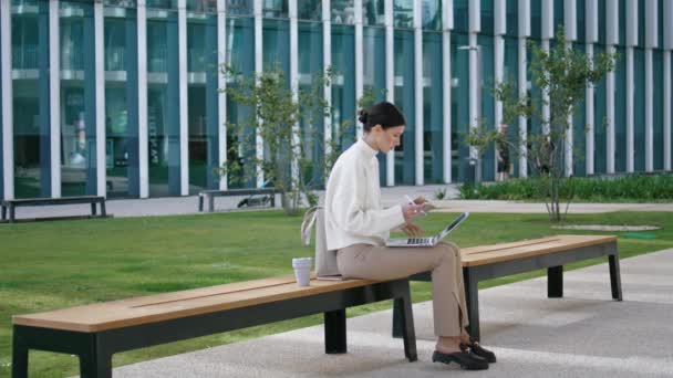 Focused Girl Student Writing Diploma Laptop Sitting Bench University Building — 图库视频影像