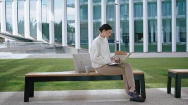 İş kadını internet toplantısına başlıyor. Kablosuz kulaklık takıyor. Ofisin yanındaki bankta dizüstü bilgisayarda internet konferansı düzenleyen kendine güvenen akıllı kız. İş için dizüstü bilgisayar kullanan bir yönetici.