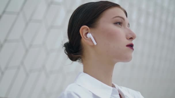 Portrait Gorgeous Successful Businesswoman Modern Wireless Earbuds Looking Camera Confidently — Video Stock