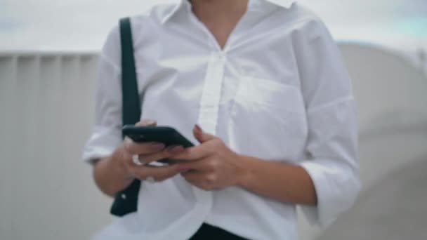 Desconocido Elegante Mensajería Mujer Negocios Teléfono Inteligente Moderno Caminar Calle — Vídeo de stock