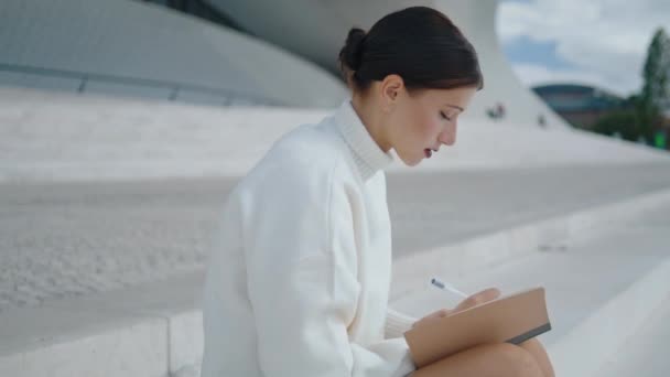Atractiva Joven Estudiante Haciendo Notas Cuaderno Sentado Escaleras Solo Cerca — Vídeos de Stock